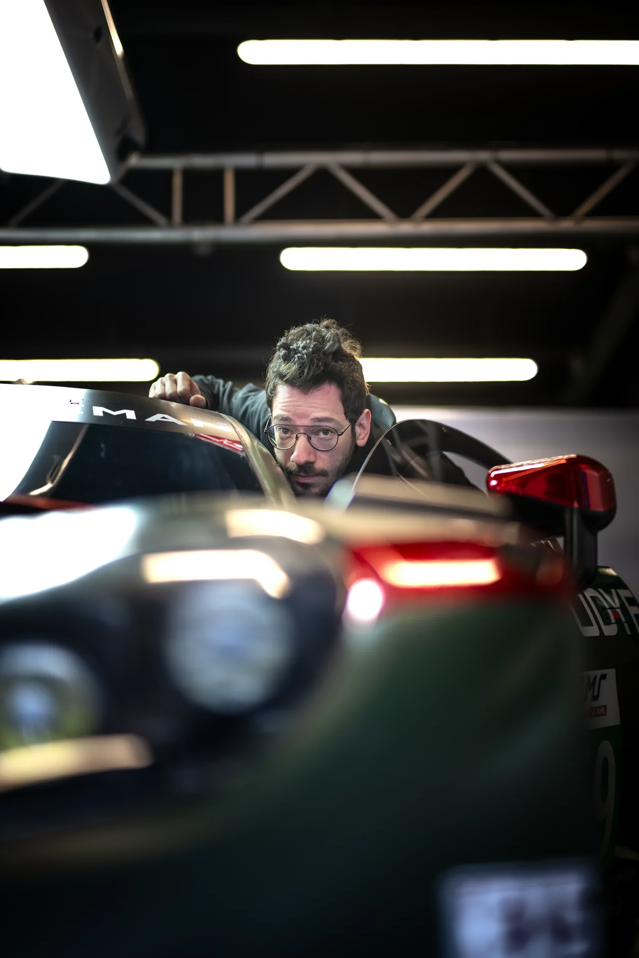 Erwan Bastard, coach R-one Motorsport, concentré au stand